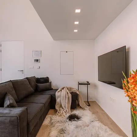 Renovated In The Heart Of Apartment