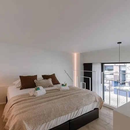 Renovated In The Heart Of Apartment *