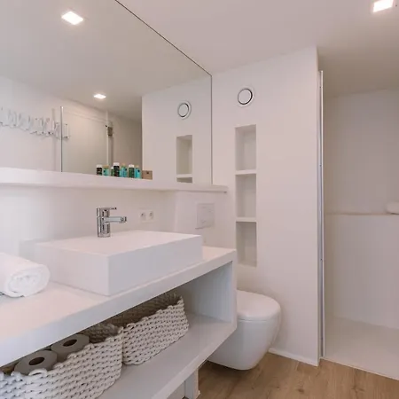 Renovated In The Heart Of Apartment *